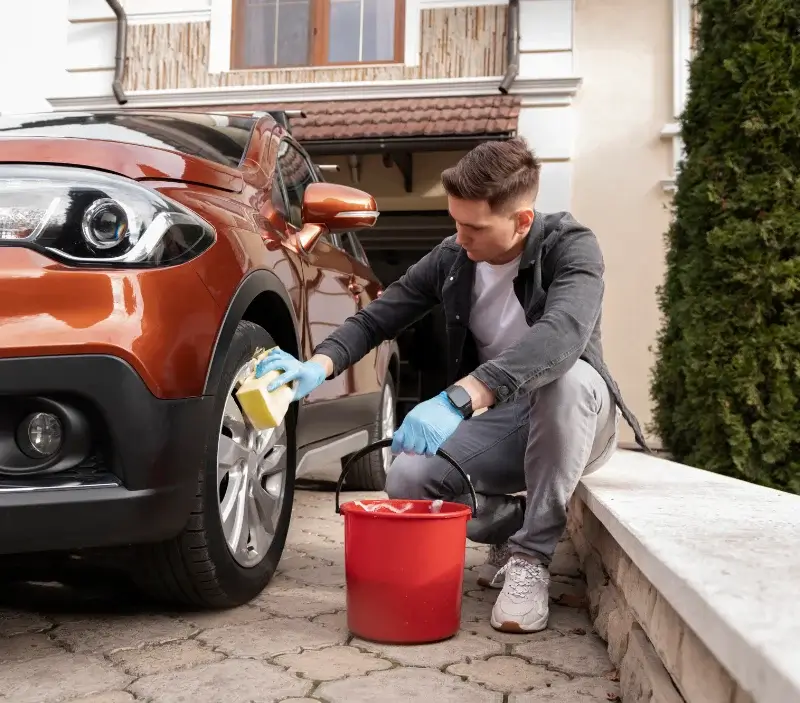 Lavage auto à domicile Neuilly-en-Sancerre : professionnel intervenant sur un véhicule